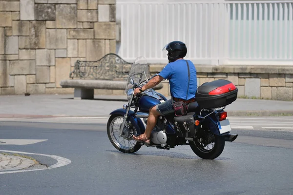 Motociclista sulla strada in città — Foto Stock