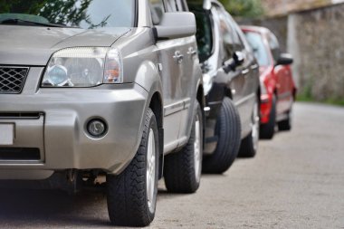 üst üste bir şehir cadde üzerinde park edilmiş arabalar