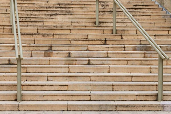 Escalera urbana con pasamanos — Foto de Stock