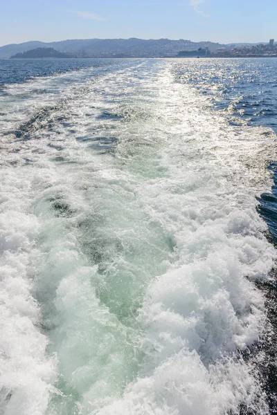 Surf de água na superfície do mar — Fotografia de Stock