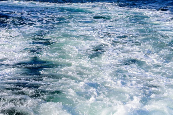 Water surfen op het zee-oppervlak — Stockfoto