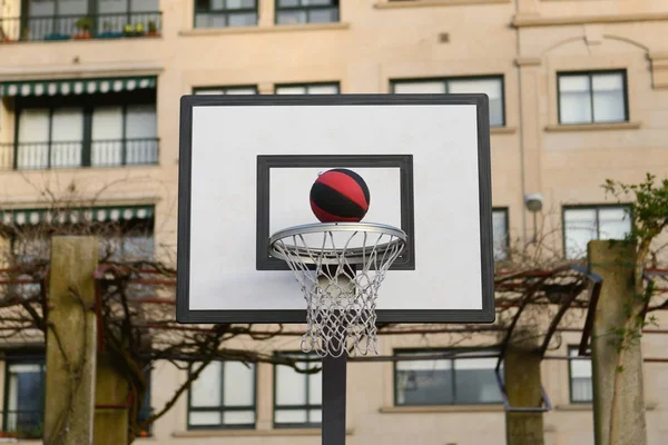Balle volante dans le filet de basket — Photo