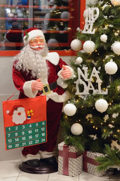 Figura Santa Claus Cerca Del Árbol Año Nuevo — Foto de Stock