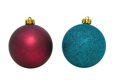 Beyaz arkaplanda izole edilmiş noel topları
