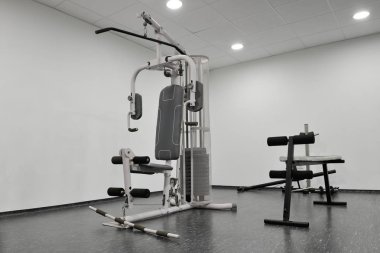 boş bir spor salonunda spor simülatörleri