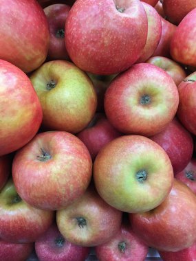 bir tepsi üzerinde kırmızı elma yakın çekim