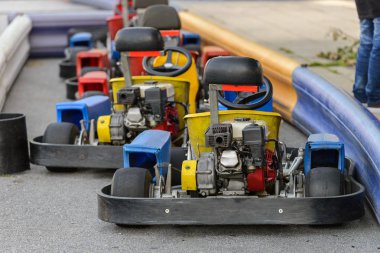 karting üzerinde bir sürücü için gidin çocuklar