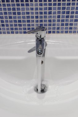 lavabo musluk yakın çekim ile