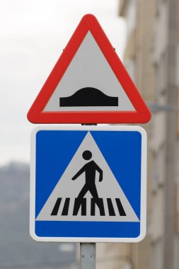 trafik işareti hız tümseği ve yaya geçidi yakın çekim