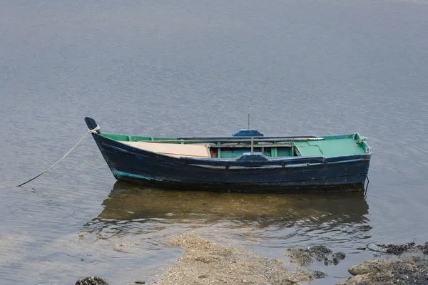 Houten Vissersboot Afgemeerd — Stockfoto