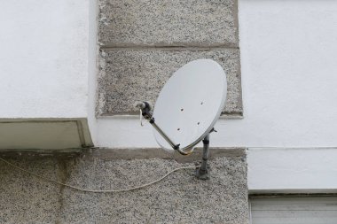Evin çatısında uydu anteni var.