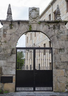taştan bir duvar bir kemer ile kapı