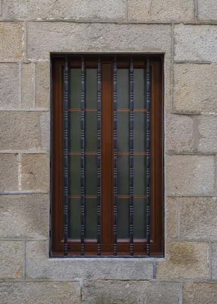 Старое Окно Металлической Решеткой Каменной Стене — стоковое фото