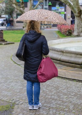 şemsiye açık havada, kadınla arka görünüm