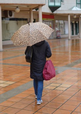 şemsiye açık havada, kadınla arka görünüm