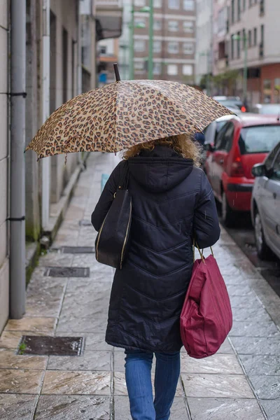 şemsiye açık havada, kadınla arka görünüm