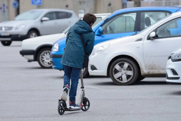 Pojke Som Rider Skoter Gatan — Stockfoto