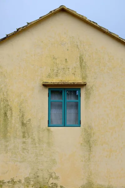 Окно Стене Старого Дома — стоковое фото