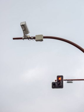 gökyüzü arka plan üzerinde güvenlik kamerası ile trafik ışık