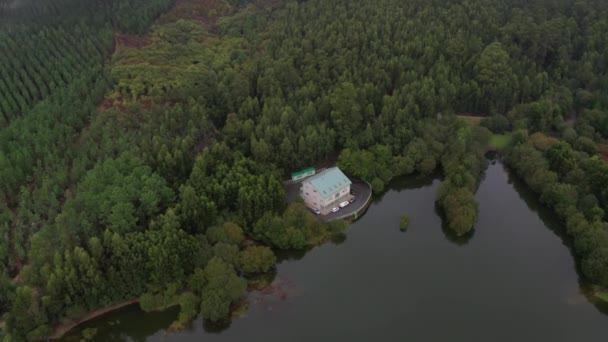 Casa Solitaria Sul Lago Nella Vista Della Foresta Dall Alto — Video Stock