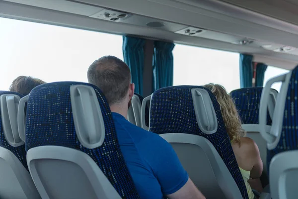 Personas sentadas en la vista trasera del autobús —  Fotos de Stock