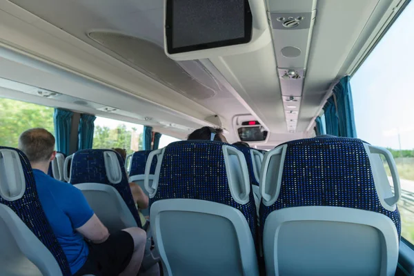 Personas sentadas en la vista trasera del autobús —  Fotos de Stock