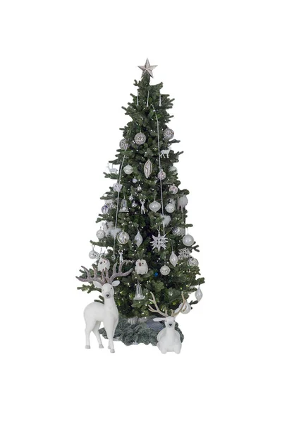 Grön julgran dekorerad med rådjur figurer isolerade på w — Stockfoto