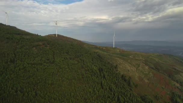Skydiver Vliegt Een Windgenerator Bovenop Een Berg Bedekt Met Groene — Stockvideo