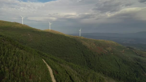 Turbinas Eólicas Topo Uma Montanha Coberta Floresta — Vídeo de Stock