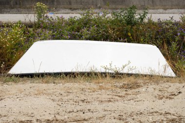 ahşap balıkçı teknesi karaya kurur