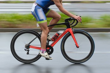 Hareket halindeki bir bisikletçinin bulanık görüntüsü