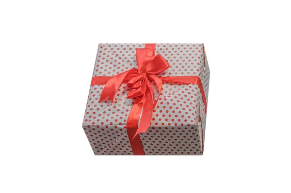 Caixa de presente amarrada com uma fita vermelha isolada em um fundo branco — Fotografia de Stock