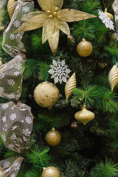 Рождественские украшения на елке крупным планом — стоковое фото