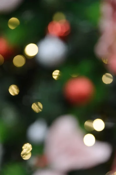 Buntes Weihnachts-Bokeh auf dunklem Hintergrund — Stockfoto