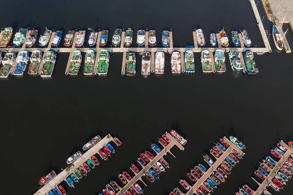 Barcos de pesca en el muelle en la vista aérea del puerto — Foto de Stock