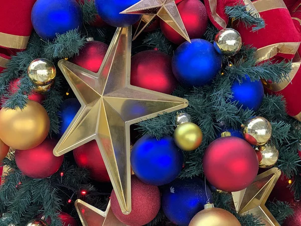 Рождественские украшения на елке крупным планом — стоковое фото