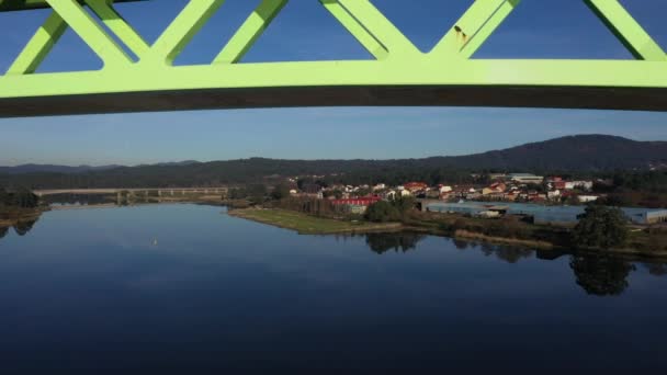 Drone Voando Sob Uma Ponte Metal Sobre Rio — Vídeo de Stock