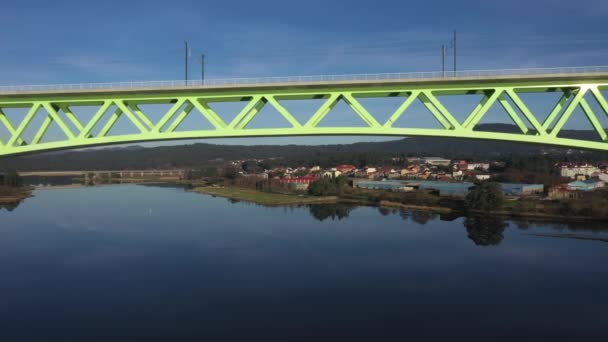 Drone Voando Sob Uma Ponte Metal Sobre Rio — Vídeo de Stock