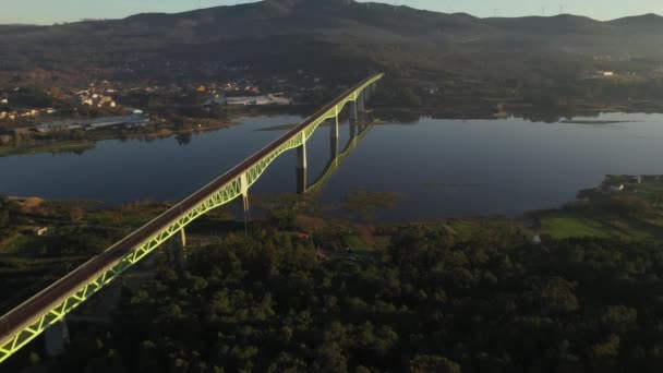 Bro Över Floden Övre Skytte Från Drönare Solnedgång Ljus Antenn — Stockvideo