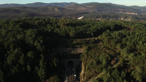 铁路桥通过山区航空景观中的隧道 4K段画面 — 图库视频影像