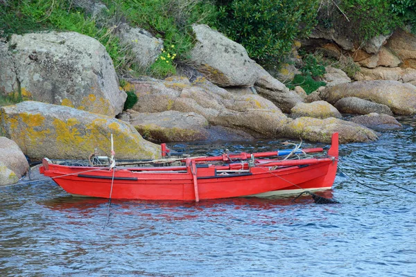 Rotes hölzernes Fischerboot am Ufer festgemacht — Stockfoto