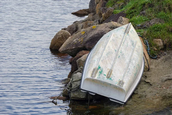Bateau de pêche en bois amarré sur le rivage — Photo