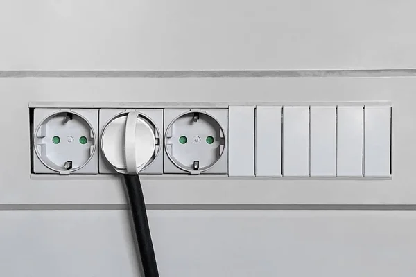 Elektrický konektor je zapojen do zásuvky zásuvky — Stock fotografie