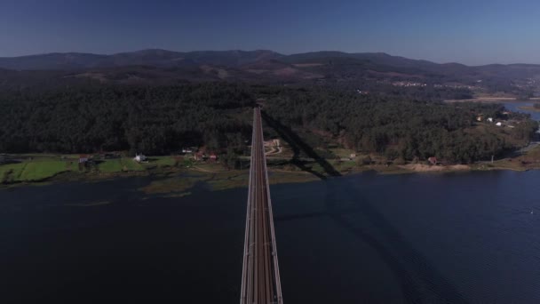 pont à travers la rivière vue du haut prise de vue du drone par la lumière du coucher du soleil vue aérienne du drone 