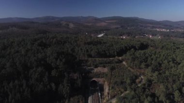 Demiryolu köprüsü dağlardaki bir tünelden geçiyor İHA 'dan havadan görünüyor.