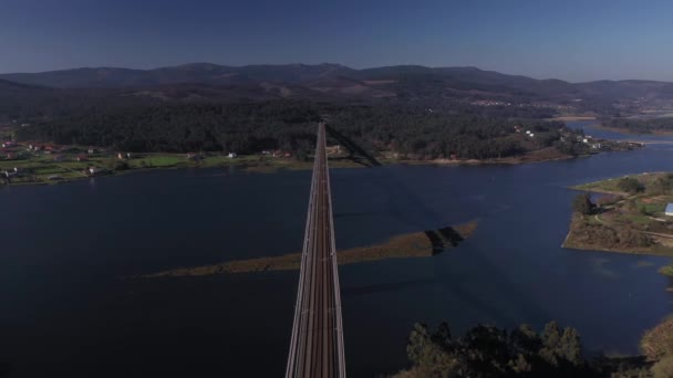 Міст Через Річку Вид Зверху Стрілянина Дрона Заході Сонця Легкий — стокове відео