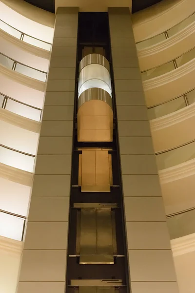 Blick Von Unten Auf Einen Modernen Gläsernen Aufzug Und Balkone — Stockfoto