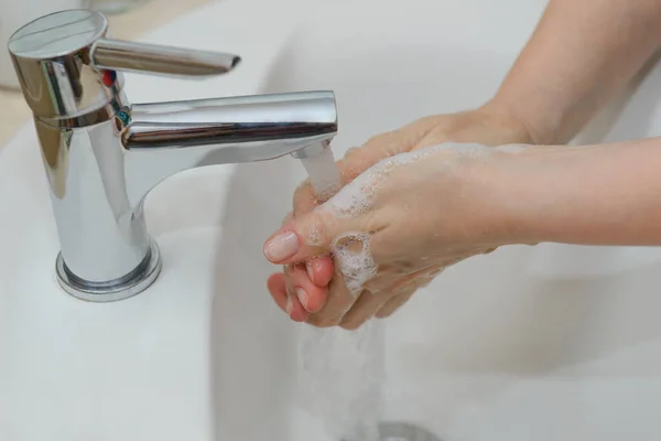 Vista Las Manos Femeninas Espuma Jabonosa Bajo Agua Del Grifo — Foto de Stock