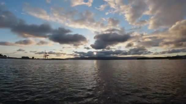 Zonsondergang Boven Bergen Atlantische Oceaan Bij Bewolkt Weer Time Lapse — Stockvideo