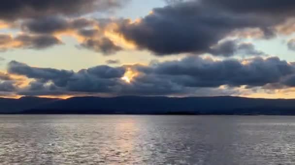 Zonsondergang Boven Bergen Atlantische Oceaan Bij Bewolkt Weer Time Lapse — Stockvideo